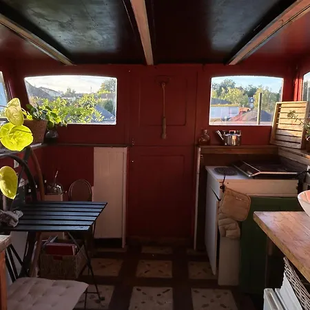 Boat Near Paris And Compiegne 토우로트
